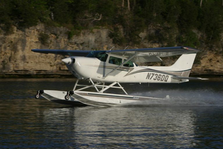 Cessna 172 on Wipline 2350 Floats : Wipaire, Inc.